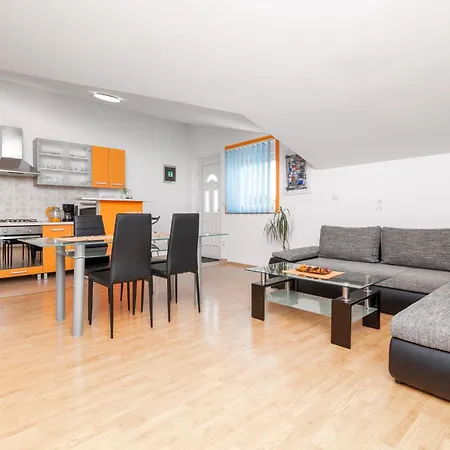 아파트 Tena & Ema Apartments *